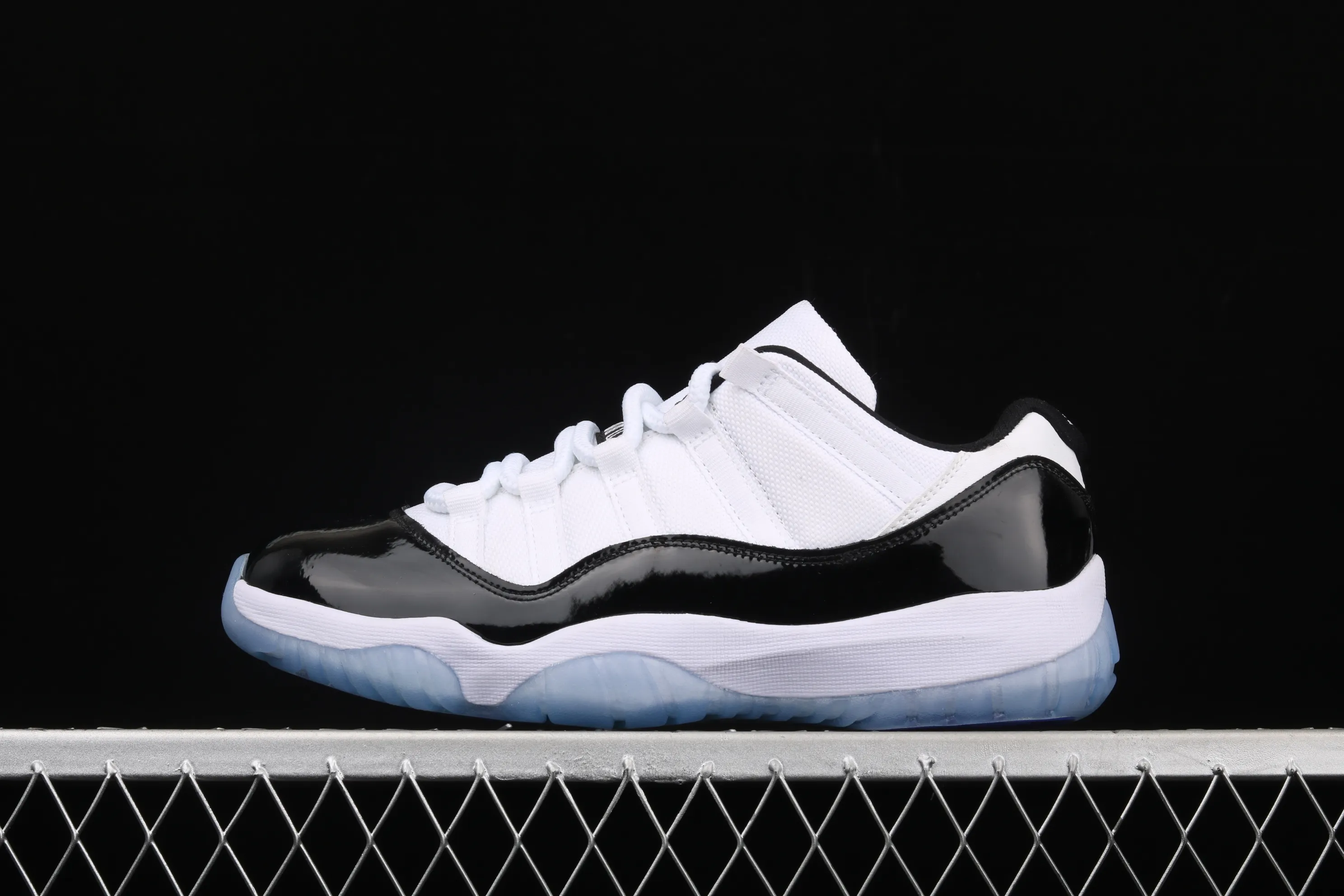 All categories Air Jordan Jordan series basketball shoes Air Jordan 11 X version Air Jordan 11 Low "Concord" AJ11 Joe 11 white and black genuine carbon 528895-153
